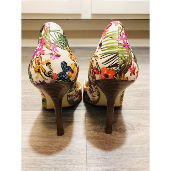 Guess Carrie2 Floral Butterfly Fabric Pumps - Picture 5 of 8